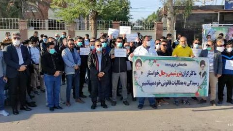  تجمع اعتراضی کارگران پتروشیمی «رجال» مقابل فرمانداری ماهشهر