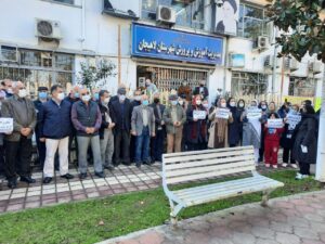 تجمع اعتراضی فرهنگیان و معلمان بازنشسته لاهیجانی در مقابل اداره آموزش و پرورش  سه‌شنبه ۷ دیماه ۱۴۰۰