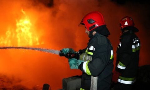 آتش‌سوزی در انبار یک تولیدی لوازم آرایشی و بهداشتی ۱۱ کارگر را راهی بیمارستان کرد