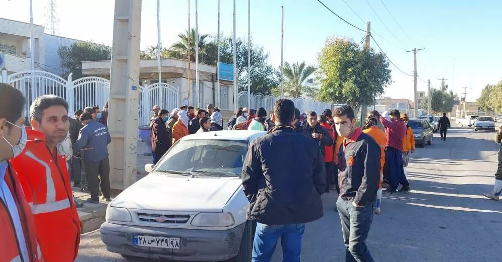 تجمع اعتراضی کارگران شهرداری مهران در مقابل فرمانداری این شهرستان