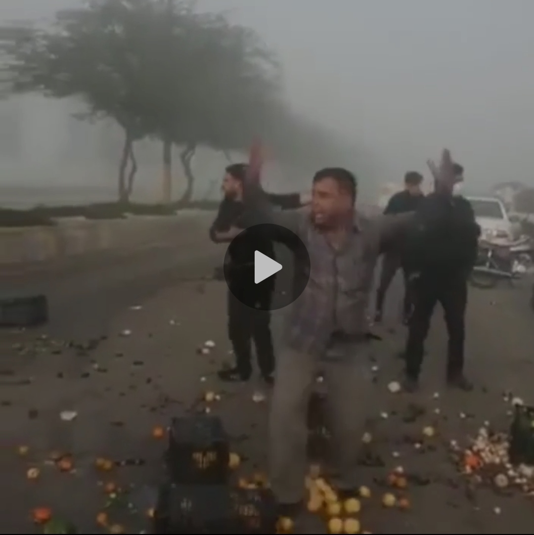 ماموران شهرداری بساط میوه‌فروشان در بندر ماهشهر را تخریب کرد