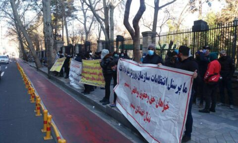 کارکنان پیمانکاری سازمان ورزش شهرداری تهران مقابل ساختمان شورای شهر تهران دست به تجمع زدند.
