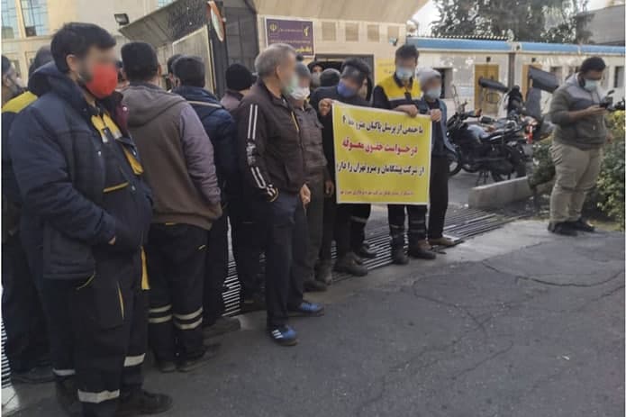 تجمع اعتراضی کارگران خدماتی مترو در مقابل ساختمان شرکت متروی تهران