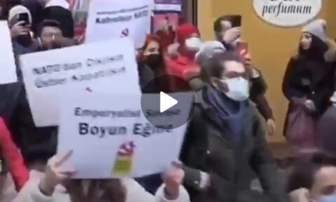 تظاهرات چپ‌ها علیه جنگ و علیه ناتو در استانبول ترکیه