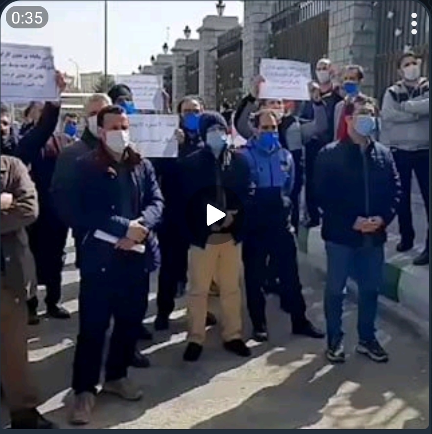 اعتراض کارگران بخش‌های دولتی به افزایش ١٠ درصدی حقوق روبروی مجلس
