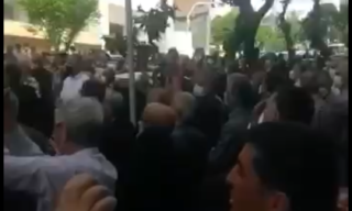 تجمع اعتراضی بازنشستگان مخابرات مقابل ساختمان ستاد اجرایی فرمان امام