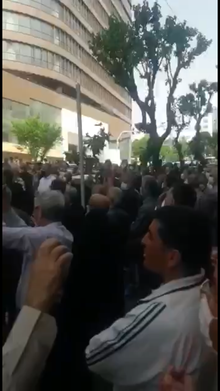 تجمع اعتراضی بازنشستگان مخابرات مقابل ساختمان ستاد اجرایی فرمان امام