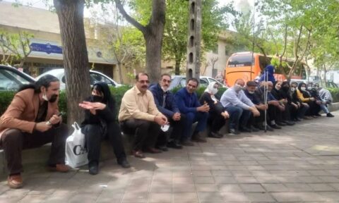 تجمع جمعی از معلمان و فعالان صنفی در مقابل دادگاه انقلاب تهران