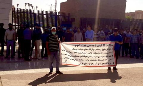 کارگران فولاد اهواز برای دومین روز متوالی مقابل استانداری خوزستان تجمع کردند