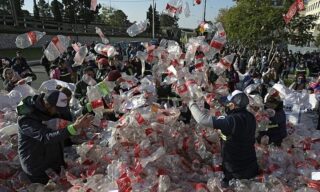 💢اعتراض کارگران بازیافت زباله با بطری‌‌های خالی کوکا کولا