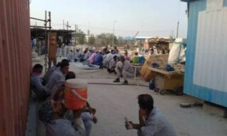 کارگران عایق‌کار شاغل در پتروشیمی هنگام دست به اعتصاب زدند