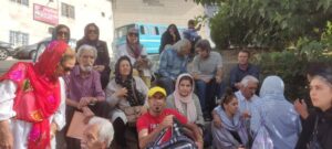 تصاویری از همراهی اعضای اتحادیه آزاد کارگران ایران، دوستان و خانواده نسرین جوادی با او مقابل زندان اوین 