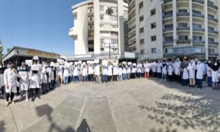 تجمع اعتراضی اینترن‌های پزشکی دانشگاه علوم پزشکی ایران در اعتراض به عدم پرداخت معوقات خود