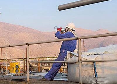 اعتراض کارگران پایانه‌های نفتی خارک و عسلویه به وضعیت غذا و بیمه تکمیلی
