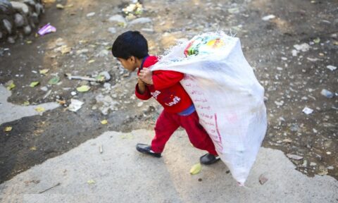 اسلامشهر؛ مرگ یک کودک کار در حین جمع آوری پسماند از سطل زباله