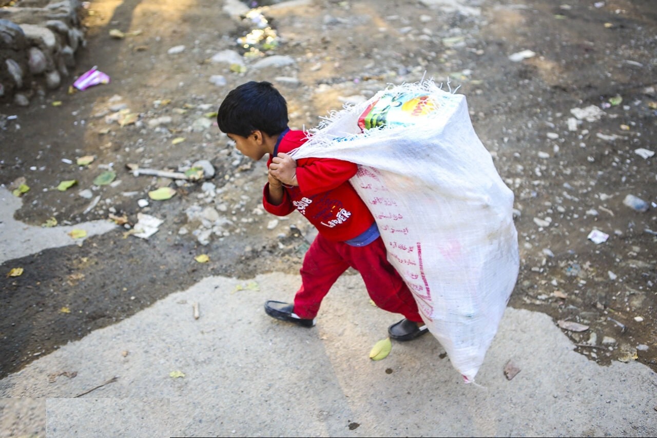 اسلامشهر؛ مرگ یک کودک کار در حین جمع آوری پسماند از سطل زباله