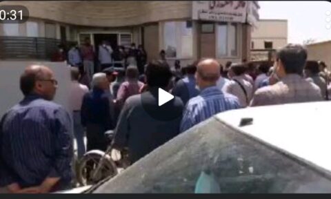 تجمع اعتراضی بازنشستگان اراک مقابل دفتر نماینده مجلس