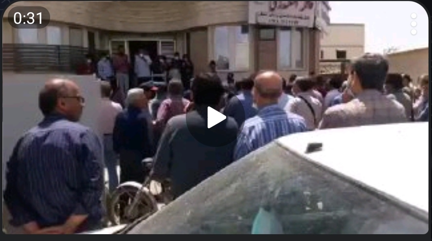 تجمع اعتراضی بازنشستگان اراک مقابل دفتر نماینده مجلس