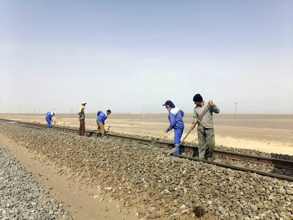 محرومیت کارگران نگهداری راه‌آهن فیروزان از استراحتگاه و سرویس بهداشتی