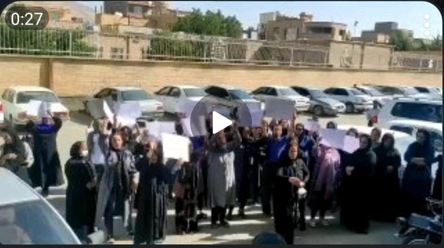 تجمع اعتراضی فعالین زن در مریوان مقابل دادگاه این شهر و اعتراض به عدم امنیت‌ زنان در جامعه