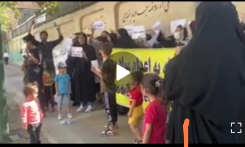سومین روز اعتراض خانواده های زندانیان محکوم به اعدام با شعار «اعدام نکنید»