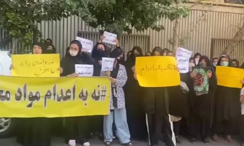 پنجمین روز از تجمع خانواده محکومان به اعدام در برابر ساختمان قوه قضاییه در تهران