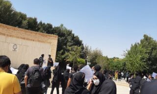 تجمع اعتراضی دانشجویان دانشگاه یزد با شعار: