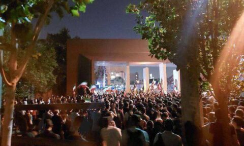 تجمع خانوادە دانشجویان و مردم تهران مقابل دانشگاە شریف