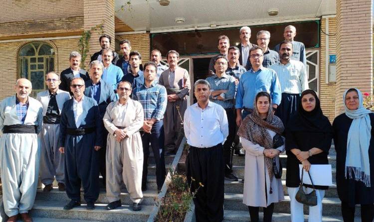 اعلام اعتراض اعضای انجمن صنفی معلمان سقز_کردستان با حضور در آموزش و ‌پرورش این شهر