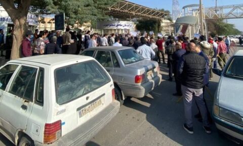 کارکنان رسمی نفت در اهواز دست به تجمع اعتراضی زدند
