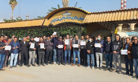 کارکنان رسمی پالایشگاه نفت آبادان دست به تجمع اعتراضی زدند